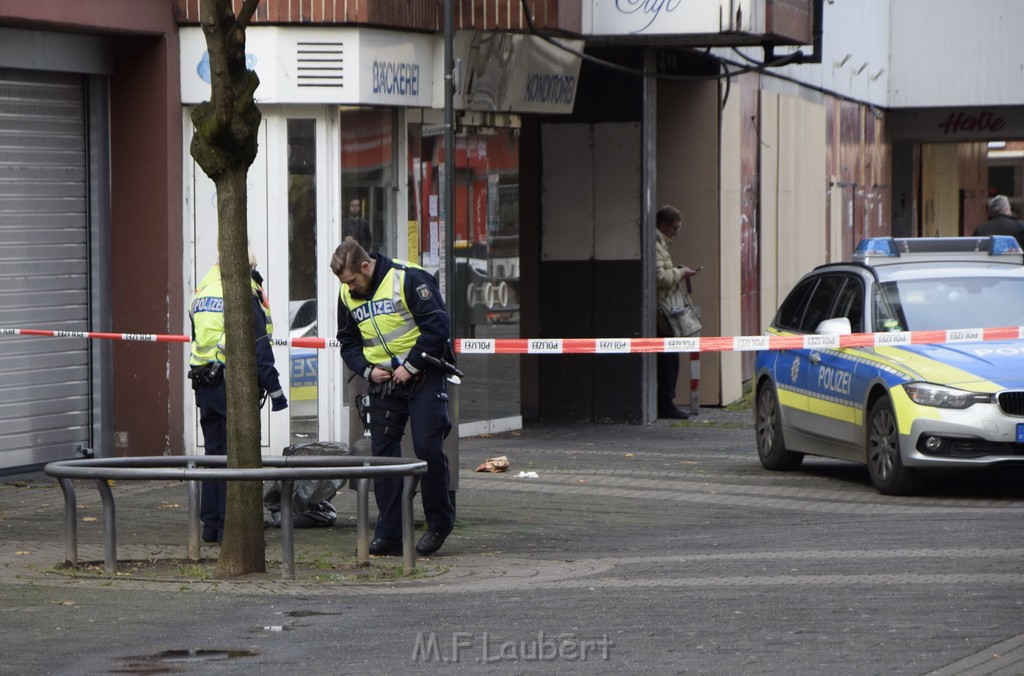 Einsatz BF Koeln Messerstecherei Koeln Porz Josefstr P49.JPG - Miklos Laubert